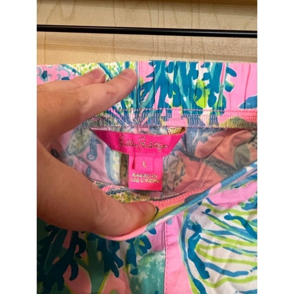 Lilly Pulitzer ocean view shorts - Picture 2 of 4